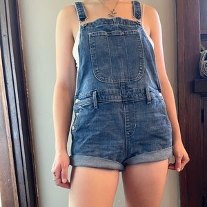 Old Navy Classic Overall Shorts size M (4-6)